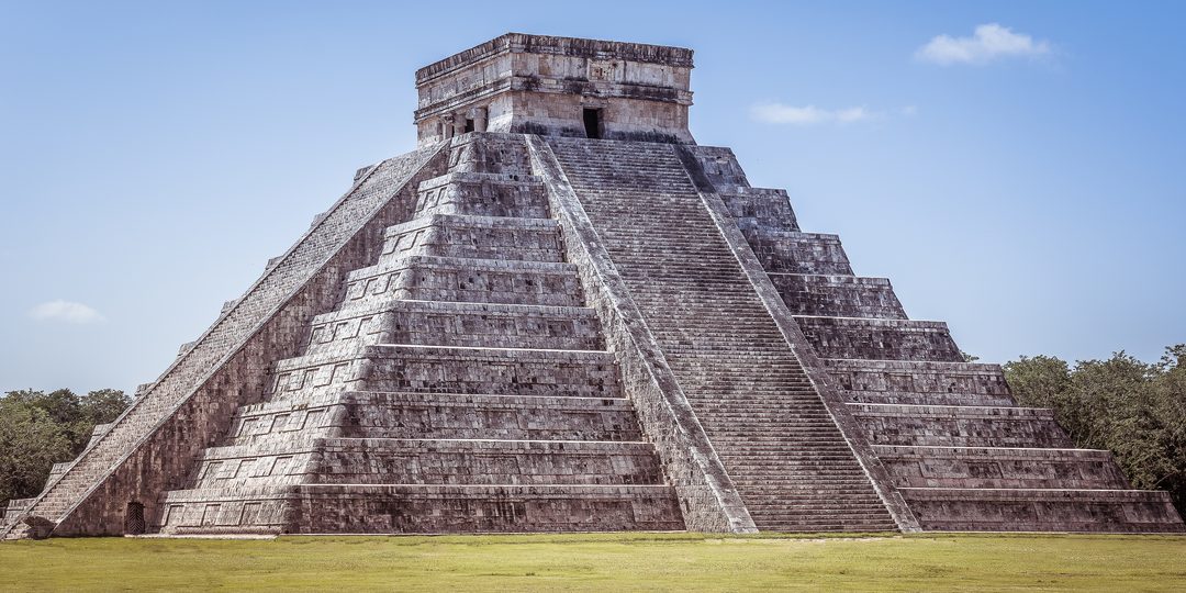 The stepped pyramid of El Castillo at Chichén Itzá under a clear blue sky